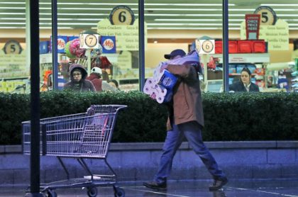 Hombre sale de supermercado con rollos de papel higiénico, ilustra nota de 3 años de cárcel para ladrones que robaron 600 rollos de papel higiénico