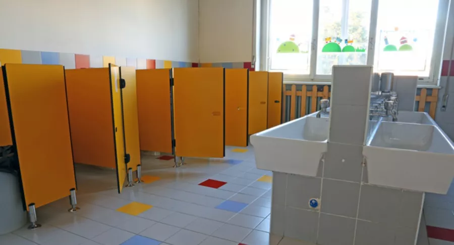 Baño de colegio, ilustra nota de madre denuncia que profesora obligó a su hijo a destapar inodoro con las manos