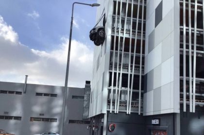 Captura de pantalla de foto de Porsche que atraviesa pared de parqueadero y queda colgado en el aire, en Moscú