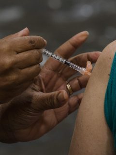 Imagen de vacuna que ilustra nota; en Valledupar, médico dice que hospital vacunó primero a administrativos