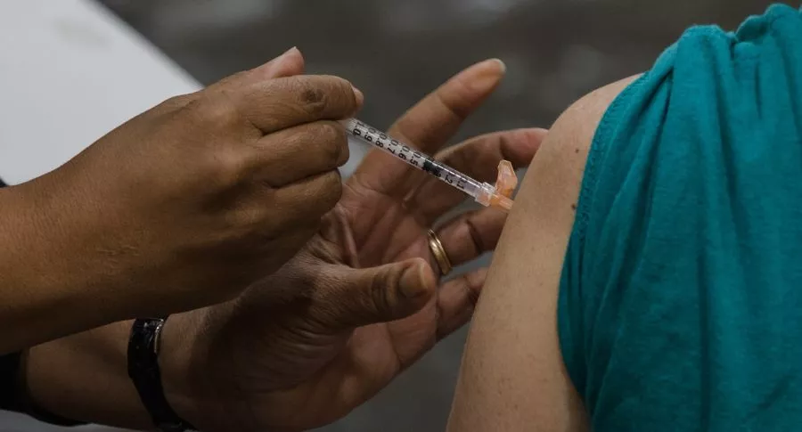 Imagen de vacuna que ilustra nota; en Valledupar, médico dice que hospital vacunó primero a administrativos