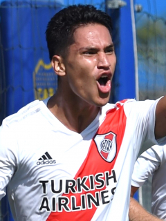 Flabián Londoño, colombiano de River Plate que es figura y le hizo gol a Boca Juniors.