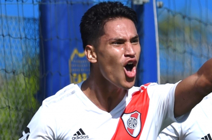 Flabián Londoño, colombiano de River Plate que es figura y le hizo gol a Boca Juniors.