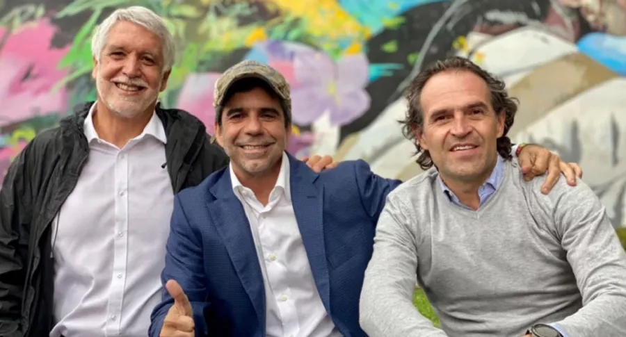 Enrique Peñalosa, Alejandro Char y Federico Gutiérrez en foto de abrazo de exalcaldes, con miras a elecciones presidenciales