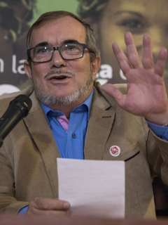 El presidente Iván Duque y el líder del partido Comunes, Rodrigo Londoño 'Timochenko'.