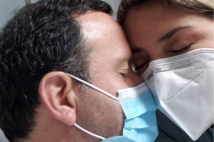 Felipe Arias volvió a aparecer en foto con su esposa en el hospital.