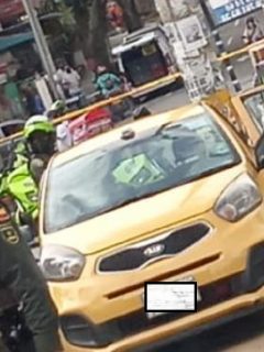 La Policía Metropolitana de Medellín informó que un taxista fue sorprendido con un gran cargamento de explosivos en la comuna 13.