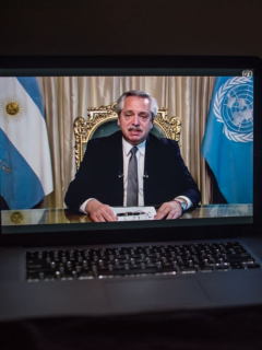 Alberto Fernández, presidente de Argentina, ilustra nota de video de lanzan piedras contra camioneta en la que iba presidente de Argentina