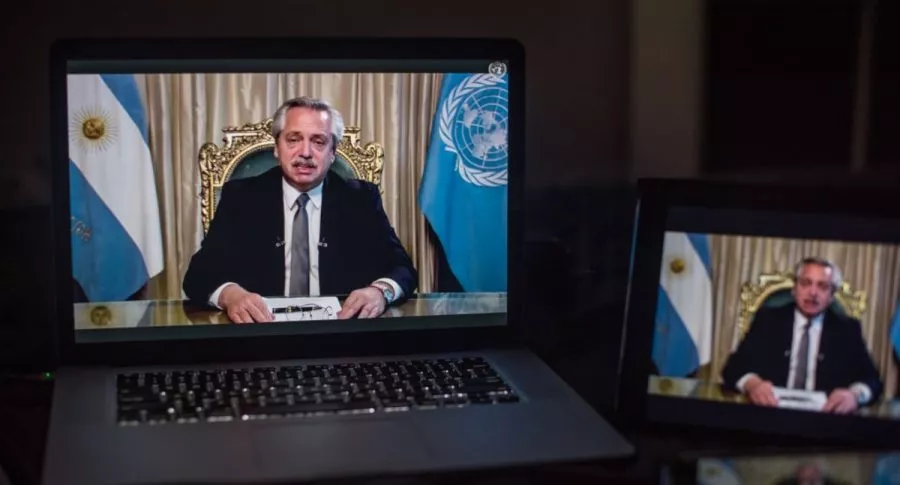 Alberto Fernández, presidente de Argentina, ilustra nota de video de lanzan piedras contra camioneta en la que iba presidente de Argentina