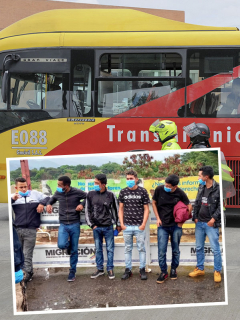Policía antidisturbios escolta un bus de Transmilenio durante protesta en el sur de Bogotá / Venezolanos detenidos y expulsados del país por robar en Transmilenio.