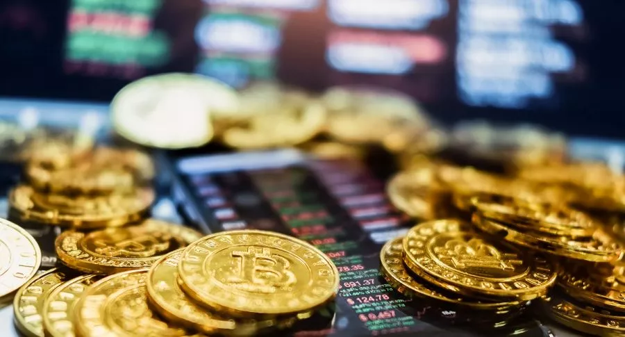 Imagen de referencia de monedas con el símbolo del bitcóin, criptomoneda que superó por primera vez los 60.000 dólares.