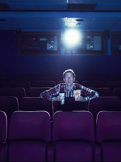 Hombre en cinema, ilustra nota sobre fecha de reapertura de salas de Cine Colombia, el primero de mayo, Día del Trabajo.