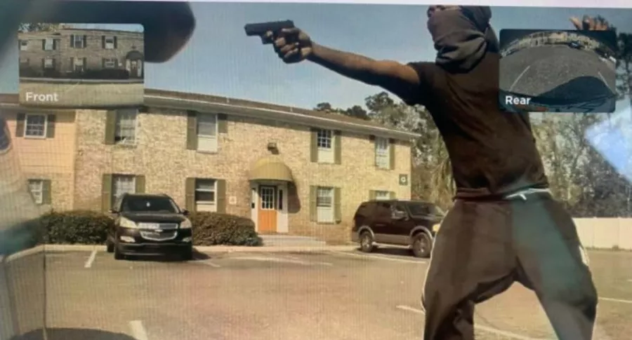 Captura de pantalla de video de ladrón que dispara contra Tesla que no pudo robar