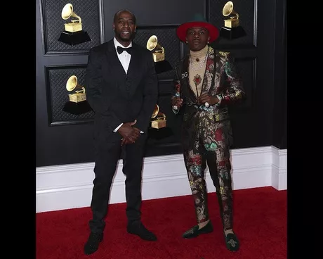 Arnold Taylor junto al rapero DaBaby en la alfombra roja de los Grammy 2021, en el Staples Center de Los Ángeles, California, Estados Unidos. Con sus atuendos hicieron parte de los mejor y peor vestidos de la noche.