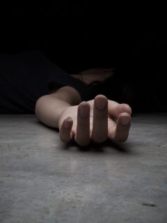 Mano de una mujer muerta ilustra nota sobre hombre que habría intentado matar a sus parejas para cobrar seguros de vida