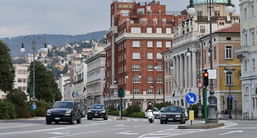 Fotografía de una avenida de la ciudad de Trieste (norte de Italia) ilustra artículo Coronavirus: Italia se confina este lunes por pandemia