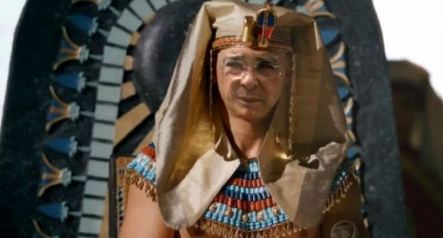 Montaje de Álvaro Uribe como faraón, ilustra nota de memes de Álvaro Uribe luego de noticia sobre descendencia de faraón de Egipto