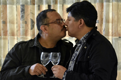 Foto de pareja gay ilustra artículo El Vaticano dice que la Iglesia católica no puede bendecir uniones entre homosexuales