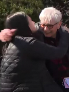Captura de pantalla de video de abuela que pudo abrazar después de un año a su nieta al vacunarse contra el covid