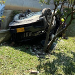 [Fotos] Carro cayó desde el quinto piso de un parqueadero, en Medellín; una persona murió