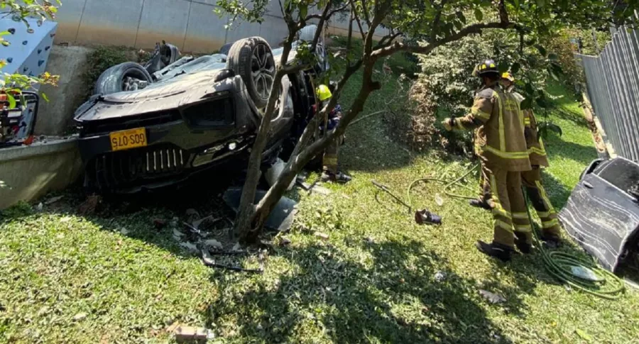 Imagen del carro que cayó desde el quinto piso de un parqueadero en Medellín; una persona murió