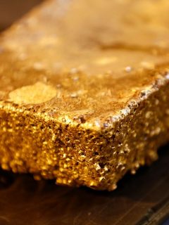 Lingote de oro, ilustra nota de video de locura en el Congo al encontrar una montaña completa de oro