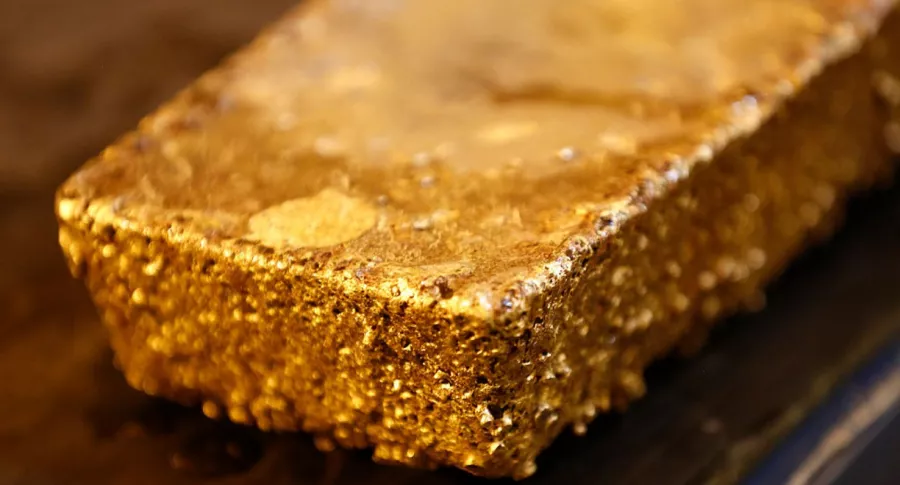 Lingote de oro, ilustra nota de video de  locura en el Congo al encontrar una montaña completa de oro