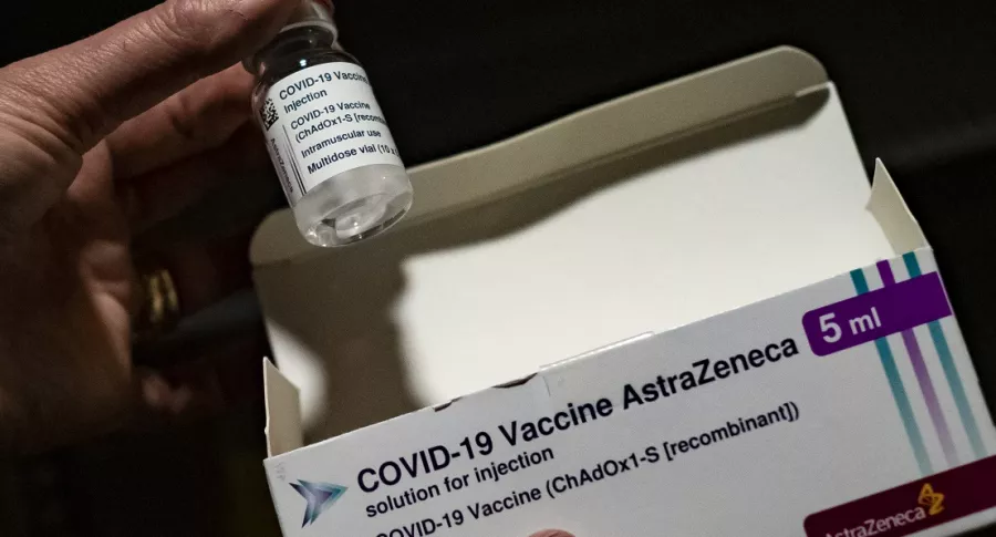Foto de vacuna de AstraZeneca, a propósito de suspensión en Europa