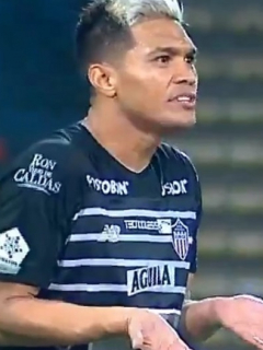 Teófilo Gutiérrez insulta a Jarlan Barrera durante el partido Nacional vs Junior