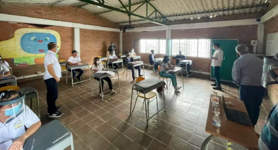 Imagen del regreso de niños a clases presenciales en el colegio del municipio de La Peña, en Cundinamarca 