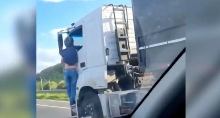 Captura de pantalla de video de hombre en Brasil que viaja 30 kilómetros colgado de camión que lo atropelló; su esposa murió