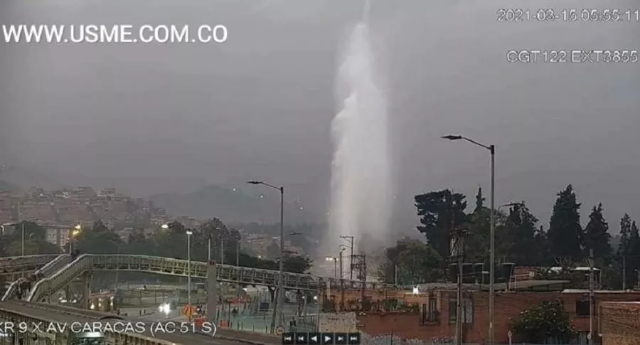 Momento posterior a la explosión de un tubo del acueducto en sur de Bogotá