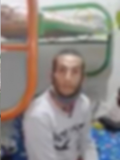 Familia encontró a un ladrón borracho en su casa, que no supo cómo responder.