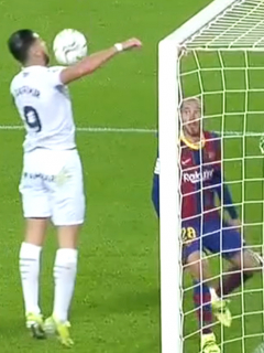 Jugador del Huesca quiso marcar gol de hombro al Barcelona y acabó en ridículo.