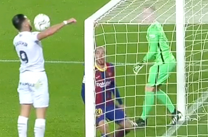 Jugador del Huesca quiso marcar gol de hombro al Barcelona y acabó en ridículo.