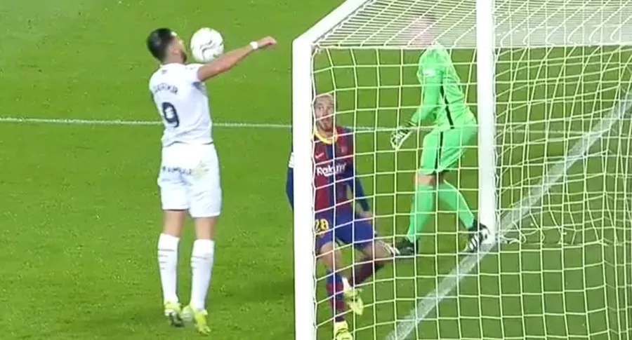 Jugador del Huesca quiso marcar gol de hombro al Barcelona y acabó en ridículo.