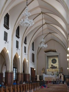 Semana Santa en Bogotá: ¿se permiten misas? ¿Sendero de Monserrate está abierto?. Interior de la iglesia de Monserrate, 2012.