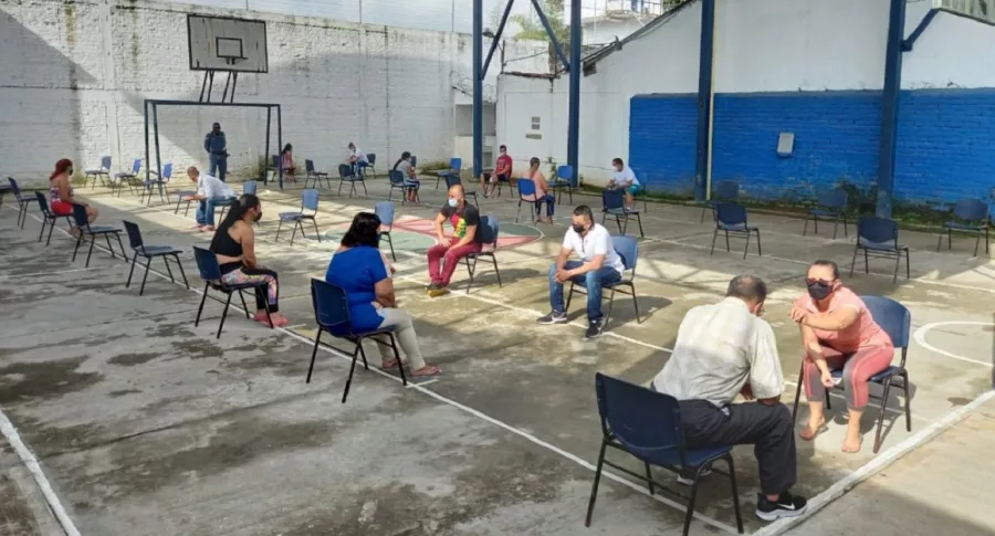 Imagen que ilustra visitas a reclusos bajo protocolos de bioseguridad en la cárcel de Caicedonia, Valle del Cauca