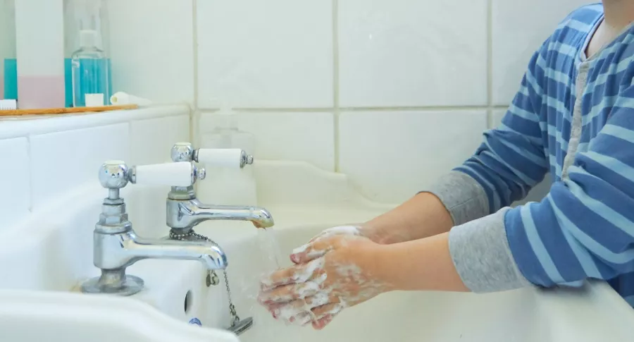 Imagen de niño lavándose las manos, a propósito de cortes de agua en Cali