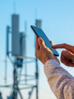 Antenas y celular ilustran nota sobre antenas en Bogotá que estarían robando datos