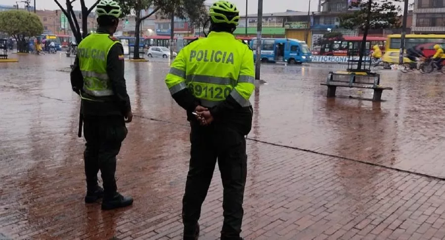 Policías de Bogotá ilustran nota sobre nueva forma de requisar en la capital