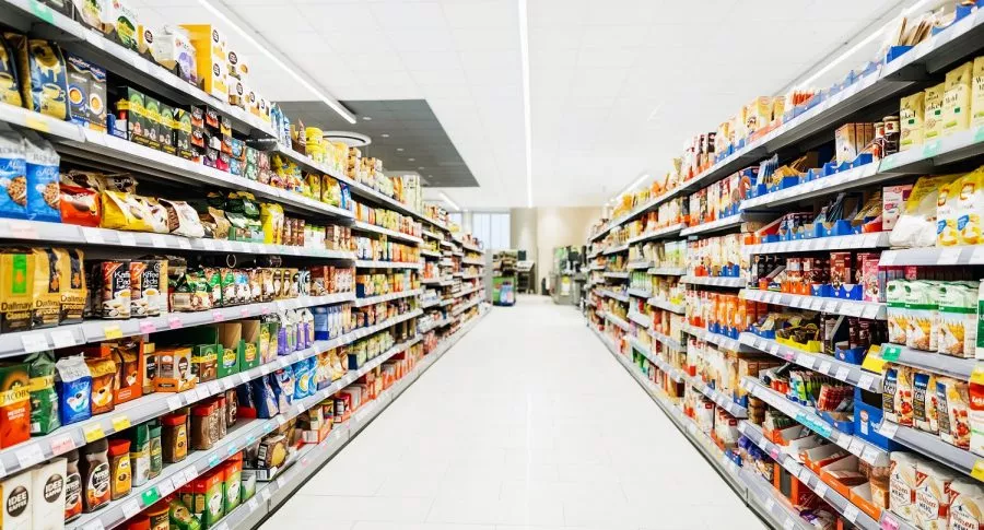 Alimentos en supermercado ilustran nota sobre comida que tendría IVA con la Reforma Tributaria