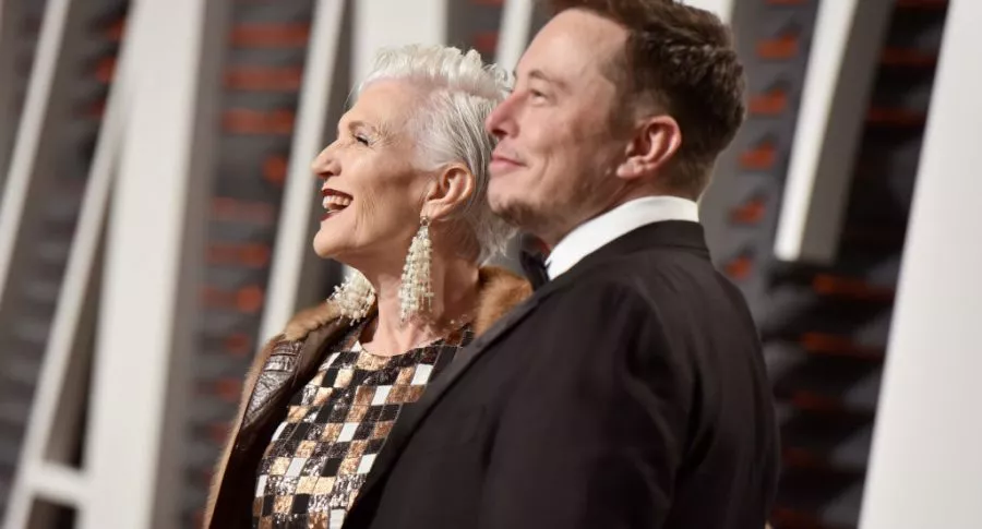Foto de Elon Musk y su madre ilustra nota sobre quién Maye Musk