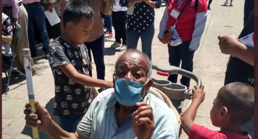 La periodista Paulina Ríos registró la historia de Javier, un niño de 11años, quien llevó a su abuelo en un coche de bebé a vacunarse, en México. 