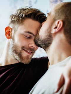 Hombre le da beso en la frente a otro hombre, ilustra nota de Curas rebeldes bendecirán uniones homosexuales pese a veto del Vaticano