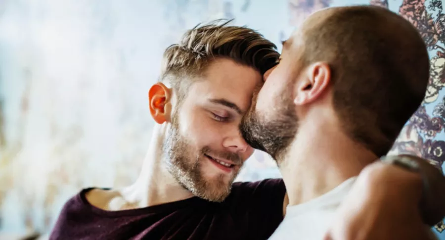 Hombre le da beso en la frente a otro hombre, ilustra nota de Curas rebeldes bendecirán uniones homosexuales pese a veto del Vaticano