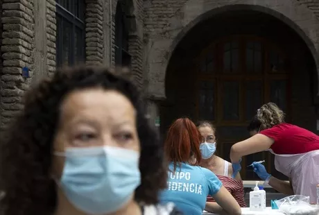 Chile está entre las calles vacías por cuarentena y los sitios de vacunación llenos de gente.