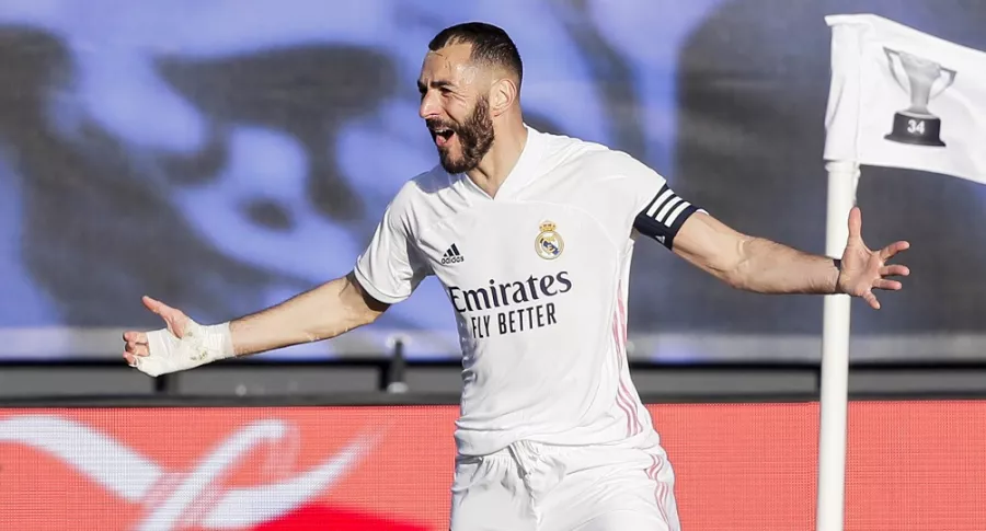 Karim Benzema celebrando gol con el Real Madrid, equipo del que se filtró su nueva camiseta para la temporada 2021-2022
