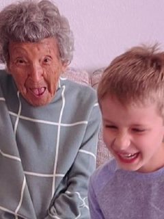 Julia Fulkeman, que tiene 102 años de edad, se coló en clase virtual de su bisnieto en Estados Unidos y causó furor en las redes sociales.