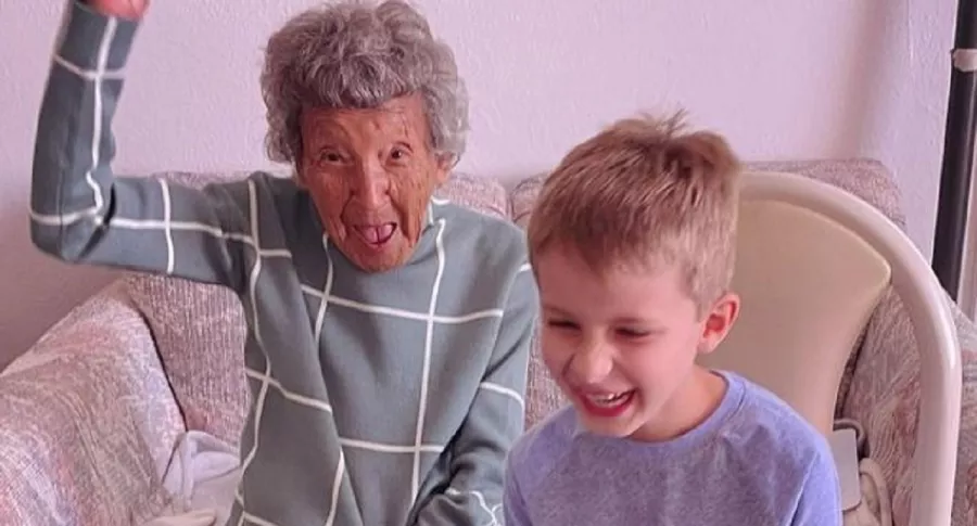 Julia Fulkeman, que tiene 102 años de edad, se coló en clase virtual de su bisnieto en Estados Unidos y causó furor en las redes sociales.